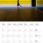 „2027 Februar“ steht unten. Ein Kalender für Februar 2027. Darüber ein Bild von einer Person vor einer gelben Wand.