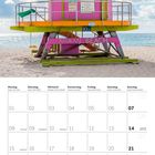 Kalender von Februar 2027. Buntes Strandhäuschen am Miami Beach, rosa und gelb, mit blauem Himmel im Hintergrund.