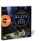 "Jo Fischler: Klein aber tot, ein Knuffingen-Krimi" erscheint. Ein Wald mit Miniaturfiguren auf grünem Boden, argon hörbuch Logo.