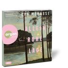 Text: "Ungekürzte Autorinnenlesung Eva Menasse Allein Ruhe Lage". 
Logo von argon hörbuch. 
Illustration, See und Bäume bei Sonnenuntergang.