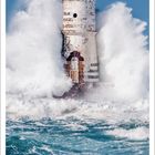 Kalender Februar 2021. Stürmische Wellen prallen gegen einen rustikalen Leuchtturm im Meer.