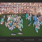 Nummer 2, darunter 28 kleine Zahlen. Viele bunte Boote, Ufer mit Menschen und Ständen aus der Vogelperspektive.