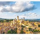 San Gimignano, Siena. Kalenderseite für Februar. Einige hohe Türme ragen aus einer alten, malerischen Stadtlandschaft hervor.