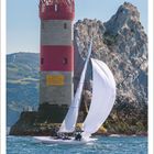 2, 2027. Segelboot vor einem Leuchtturm auf dem Meer, Kalenderansicht.