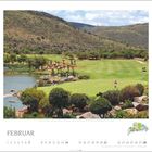 FEBRUAR, Golfplatz mit Teich, Hügeln und Golfspielern im Hintergrund, grüne Landschaft.