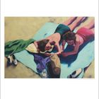 7, 14. Zwei Menschen liegen auf Handtüchern am Strand. Sie tragen Badebekleidung und entspannen sich.