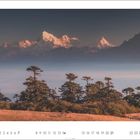 2, darunter 1 bis 28. Berge im Hintergrund, Bäume vorne. Text: "2" am unteren Rand, vermutlich Kalender.