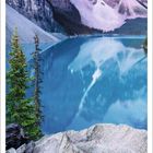 Moraine Lake, Banff-Nationalpark, Kanada. Kalender mit Sternenhimmel über Bergen und ruhigem See, natürliche Schönheit.