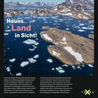Neues Land in Sicht! In einer eisigen Landschaft mit schneebedeckten Bergen erhebt sich unbekanntes Land aus dem Meer.