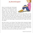 Ja, die sind super! Ein Mädchen sitzt lächelnd auf dem Boden, trägt Jeans und orange Sneakers.