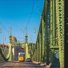 Symbolträchtig: Die Freiheitsbrücke in Budapest, 1896 eröffnet, 333 m lang, Jugendstil, verziert mit Vogel Turul. Montag, 1. März.