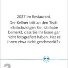 2027 im Restaurant. Der Kellner fragt höflich, warum das Essen nicht fotografiert wurde. Datum: 3. März, Mittwoch.