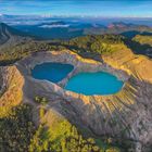Kalenderseite für Mai und Juni mit Foto: Vulkanlandschaft mit blauem Kratersee auf der indonesischen Insel Flores.