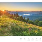 Mai, 19. Woche. Zwölfhorn und Wolfgangsee im Salzkammergut, Österreich. Sonnenaufgang über bergiger Landschaft.