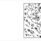 Illustration von fröhlichen Tieren: Hase, Bär und Waschbär spielen in einer Wiese mit Blumen und einem Drachen.