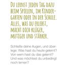 Text in kindlichen Farben. Einfache Wolken- und Sternillustrationen als Verzierung im Hintergrund.