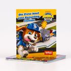 Text: "Die Crew baut eine Recycling-Station". Illustration eines Hundes in Bauarbeiterkleidung, fröhlich und aktiv.