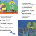 Links ein Bagger auf einem Boot mit Figuren, die Müll aus einem Fluss heben. Rechts entdeckt der Bagger einen Piratenschatz.