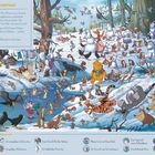 Winterwunderland: Ein verschneiter Wald mit vielen Tieren und Figuren beim Spielen im Schnee.