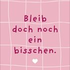 Text: "Bleib doch noch ein bisschen." Rosa Hintergrund mit Gittermuster und kleinem weißen Herz.