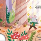 Im Sonnenschein läuft Groß und Klein mit Körbchen in den Wald hinein. Zwei Mäuse sammeln Eicheln und Blätter.