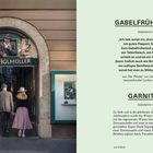 "Gabelfrühstück" und "Garnitur" als Hauptwörter beschrieben. Links ein Eingang zu "Zum Figlmüller". Ein Paar geht hinein.