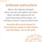 "Achtsam aufwachen. Wenn der Wecker klingelt... Kuschele dich noch einmal in deine Kissen..." Verziert mit Mandala-Muster.