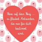 "Höre auf dein Herz ... es flüstert Antworten, die nur für dich bestimmt sind." Gestaltung mit Herz, Blumen und Sternen.