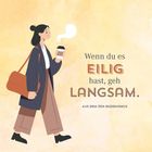 „Wenn du es eilig hast, geh langsam.“ Illustration: Frau mit brauner Tasche, Kaffeebecher in Hand, warme Kleidung.