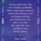 "Wenn sich eine Tür des Glücks schließt, öffnet sich eine andere." Helen Keller, Zitat auf lila Hintergrund mit Verzierungen.