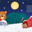 Ein Bär zieht seinen Handschuh aus, ein Mäuschen schläft darin. Schneebedeckte Landschaft unter Mond und Sternen.