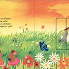 Text: Auf der Wiese: "Zeit zum Schlafengehn, ihr zwei!" Ein Kätzchen mit Mama-Katze, Blumen, Mäuse und Schmetterling.