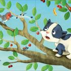 Text: „Im Zweig darüber singt es weiter. Na, jetzt wird's aber wirklich heiter! Das Kätzchen klettert hinterher, denn das Gepiepe stört doch sehr.“ Illustration: Ein Kätzchen auf einem Baum, umgeben von Insekten.