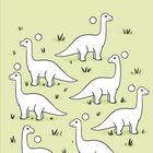 „Einer der Dinosaurier hat keinen Zwilling. Welcher? Kreuze an.“ Sechs gezeichnete Dinosaurier mit Kreisen auf einer grünen Fläche.