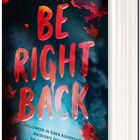 "BE RIGHT BACK" in rot auf nebligem Hintergrund, herbstliche Blätter. Text: "Halloween in einer Kleinstadt. Maskierte Touristen. Ein gnadenloser Killer."
