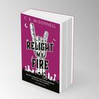 C. K. McDonnell: RELIGHT MY FIRE. Illustration einer Hand in Rockgeste, Grabhügel und Mond auf violettem Hintergrund.