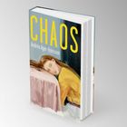 CHAOS. Andréa Ager-Hanssen. Gemälde einer Frau, die mit dem Kopf auf einem Tisch ruht.