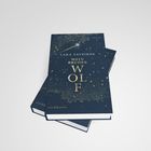 Buchtitel: "Mein Bruder Wolf" von Lara Taveirne. Dunkelblaues Cover mit Sternenmuster und goldener Schrift.