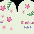 Glaub an dich. Ich tu es auch! Illustration mit rosa Blumen, grünen Blättern und lila Schmetterlingen.