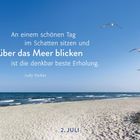 Zitat: "An einem schönen Tag im Schatten sitzen und über das Meer blicken ist die denkbar beste Erholung." - Judy Parker. Strand mit Möwen.