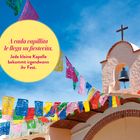 Text: "A cada capillita le llega su fiestecita. Jede kleine Kapelle bekommt irgendwann ihr Fest." Eine Kapelle mit bunten Wimpeln.