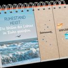 RUHESTAND HEIßT: Die Wellen des Lebens in Ruhe genießen. Interessante Ausflüge. Meer mit fliegender Möwe.