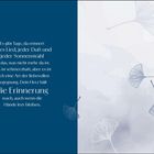 Ein Zitat über die Kraft der Erinnerung. Hintergrund mit Ginkgo-Blättern in Blau- und Grautönen.