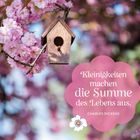 "Kleinigkeiten machen die Summe des Lebens aus. Charles Dickens." Ein Holzvogelhaus hängt an einem blühenden Kirschzweig.