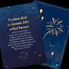 Text: "Fordere dich in diesem Jahr selbst heraus..." 

Illustration: Sternenhimmel, Planeten, Ballons und Feuerwerk in Gold auf dunkelblauem Hintergrund.