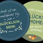 Links steht: "Heute ist ein wunderbarer Tag zum Glücklichsein!" Rechts: "Welcher kleiner Glücksmoment ist dir heute begegnet?"