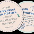 "Ich habe keine Angst vor Stürmen. Ich lerne, wie ich mein Schiff steuern muss." Runde Gestaltung mit Federnmotiven.