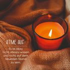Text: "ATME AUF: Es ist okay nicht alles zu wissen und nicht auf dem neuesten Stand zu sein." Eine brennende Kerze auf Stoff.