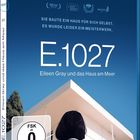 Text: "E.1027" und "Eileen Gray und das Haus am Meer." Eine Person steht vor einem modernen Gebäude mit flachem Dach.
