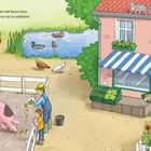 „Willkommen auf dem Bauernhof!“ Text. Bauer füttert Schweine, Kinder daneben. Hühner, Ententeich, Katze auf Dach, Frau verkauft Gemüse.